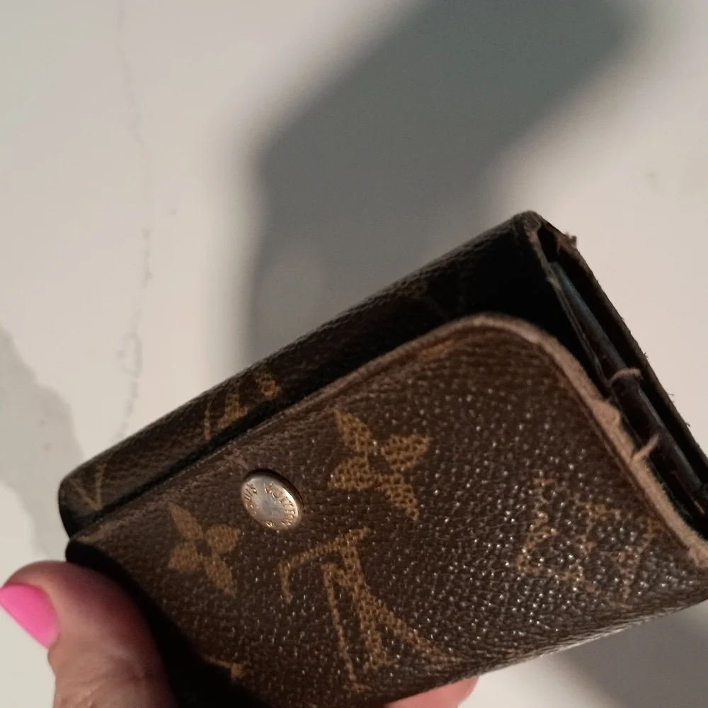 Authentic LOUIS VUITTON Monogram Multicles 4 Key Case - Picture 6 of 13